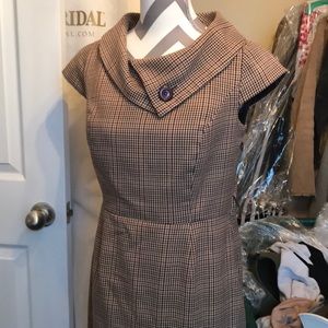 Cute retro style dress. Goes to below the knees.
